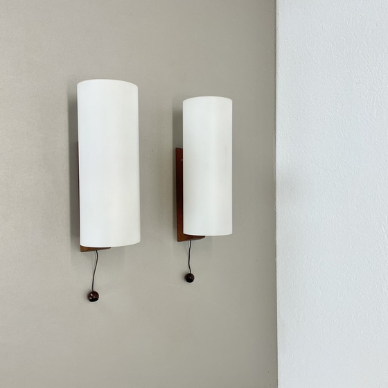 Image 1 of 2er-Set minimalistische Wandleuchte aus satiniertem weißem Glas und Teakholz, Dänemark, 1960er