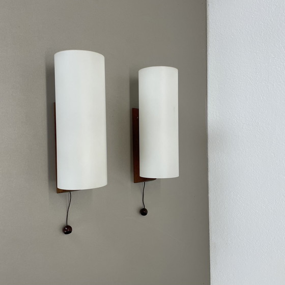 Image 1 of 2er-Set minimalistische Wandleuchte aus satiniertem weißem Glas und Teakholz, Dänemark, 1960er