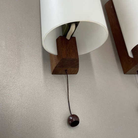 Image 1 of 2er-Set minimalistische Wandleuchte aus satiniertem weißem Glas und Teakholz, Dänemark, 1960er