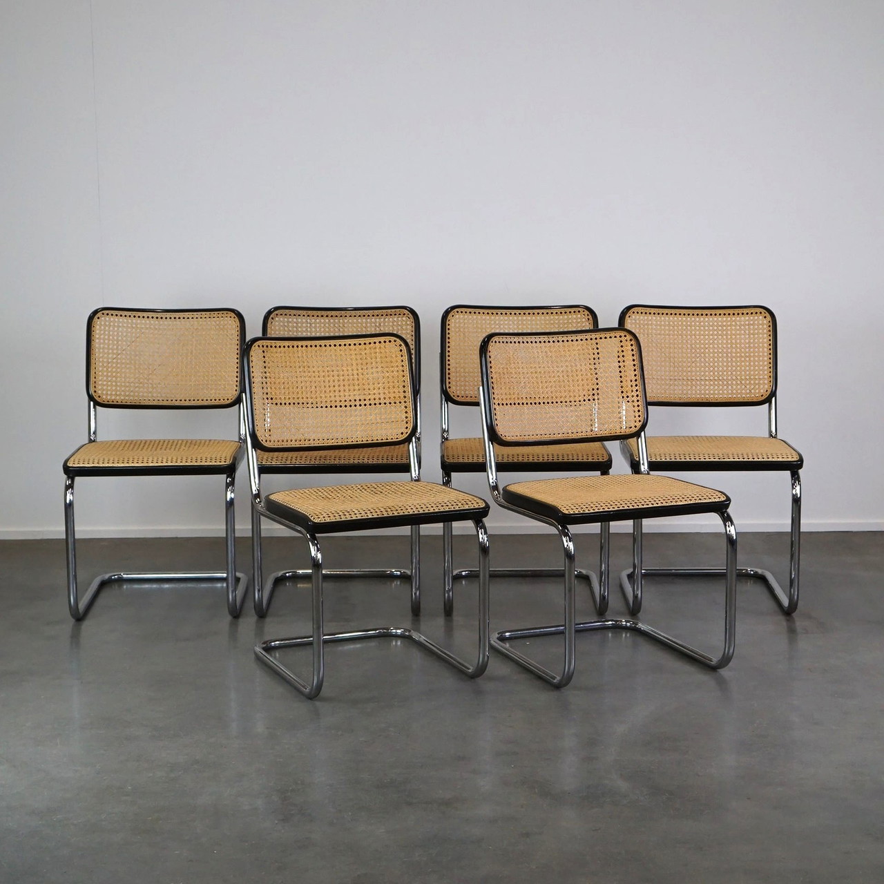 6 x alte Marcel Breuer Stühle von Thonet Modell S32 | €2,700 | Whoppah