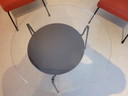 Sitzplatz bestehend aus einem Tisch und zwei Stühlen