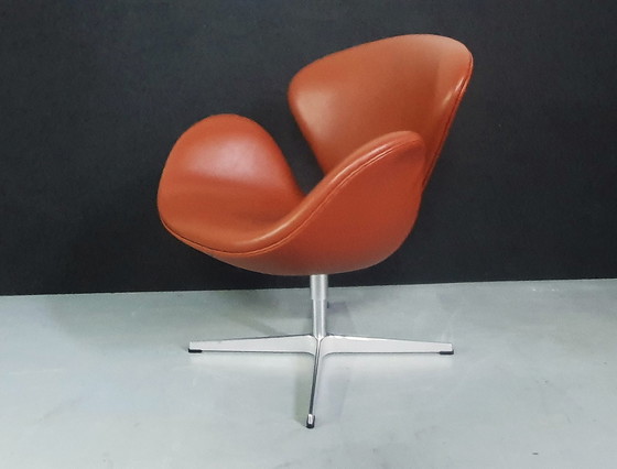 Image 1 of Fritz Hansen Schwanenstuhl von Arne Jacobsen