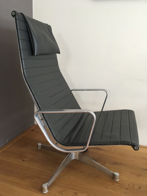 2x Herman Miller EA 124 Loungesessel