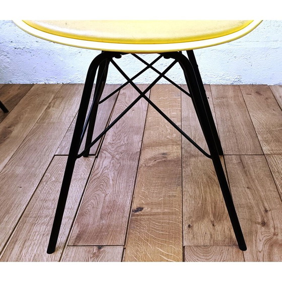 Image 1 of Alter gelber Plastikstuhl