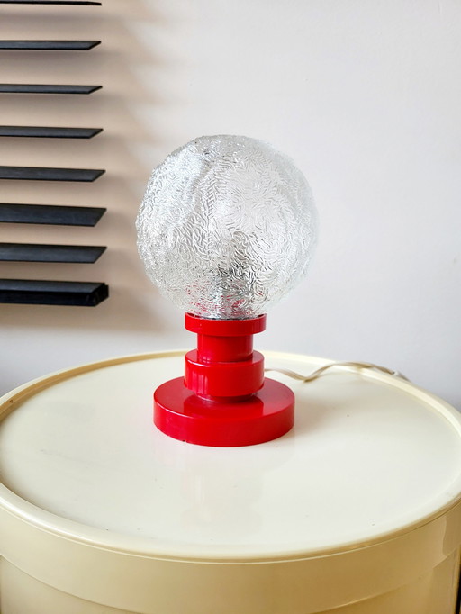 Vintage Space Age Tischlampe aus den 1960er Jahren mit Lampenschirm aus mattiertem Glas und Kunststoffsockel