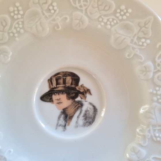 Image 1 of 14 Kleine Teller Wilder Efeu Und Frau Mit Hut