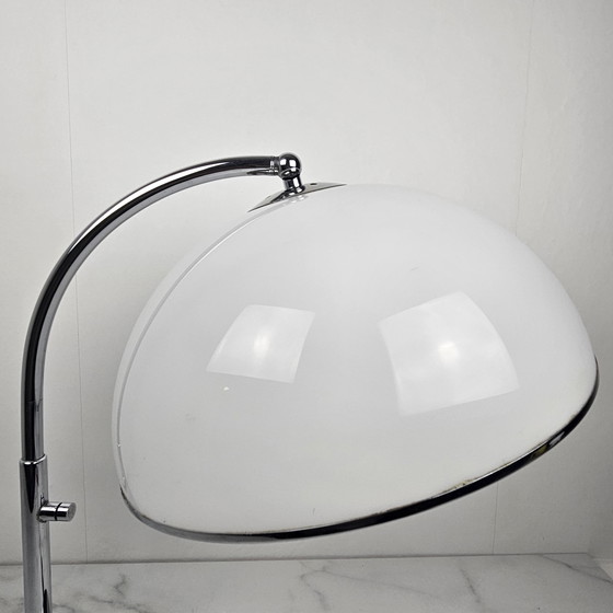 Image 1 of Vintage Tischlampe in Chrom und weißem Acryl