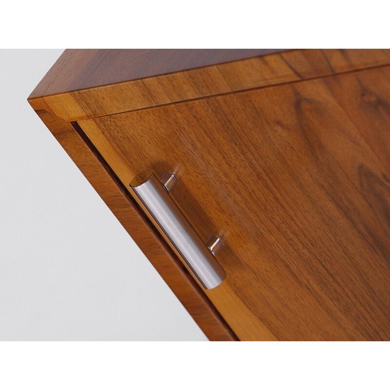 Image 1 of Ein Paar Vintage Art Deco Nachttische aus furniertem Nussbaum und Chrom von Vichr