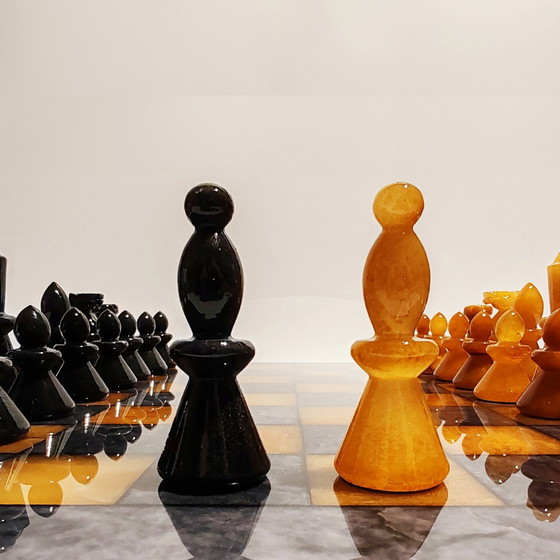 Image 1 of 1970S Schachspiel in handgeschnitztem Alabaster von Volterra - Schwarz und Braun - Made in Italy. 40 cm