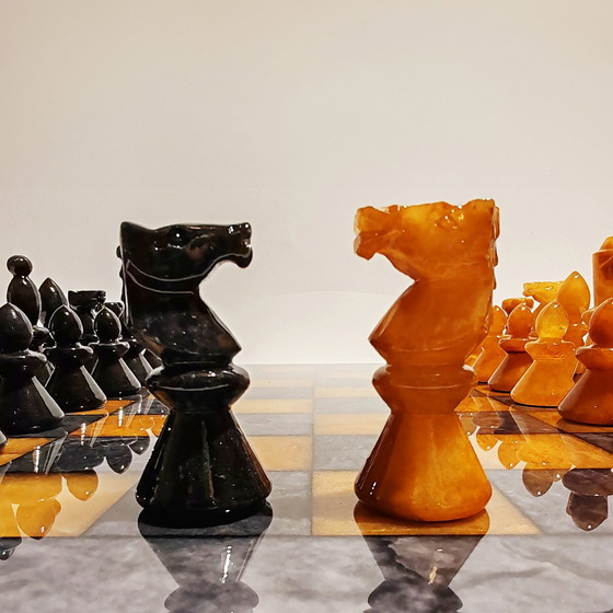 Image 1 of 1970S Schachspiel in handgeschnitztem Alabaster von Volterra - Schwarz und Braun - Made in Italy. 40 cm