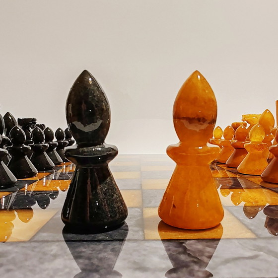 Image 1 of 1970S Schachspiel in handgeschnitztem Alabaster von Volterra - Schwarz und Braun - Made in Italy. 40 cm