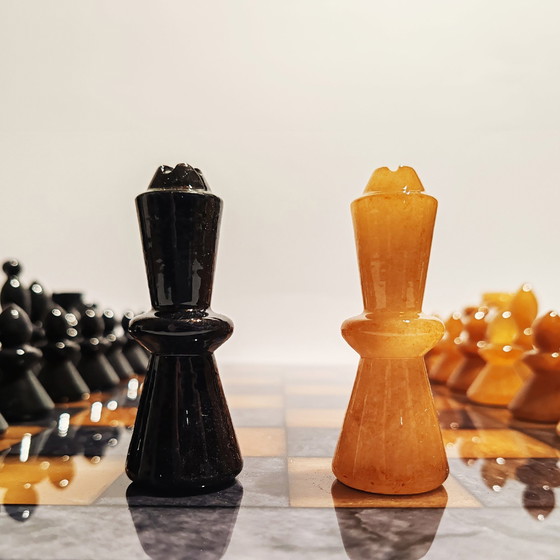 Image 1 of 1970S Schachspiel in handgeschnitztem Alabaster von Volterra - Schwarz und Braun - Made in Italy. 40 cm