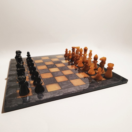 Image 1 of 1970S Schachspiel in handgeschnitztem Alabaster von Volterra - Schwarz und Braun - Made in Italy. 40 cm