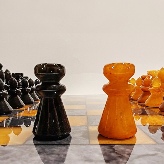 Image 1 of 1970S Schachspiel in handgeschnitztem Alabaster von Volterra - Schwarz und Braun - Made in Italy. 40 cm