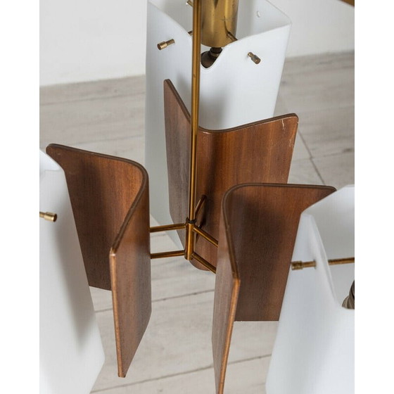 Image 1 of Vintage-Kronleuchter mit vergoldetem Messing und Holzstruktur mit Opalglas-Lampenschirmen, 1950er Jahre