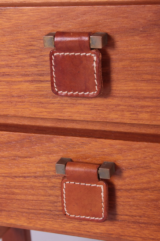 Image 1 of Kleine Kommode aus Teakholz mit Ledergriffen von Fröseke Nybrofabrik aus den 1960er Jahren