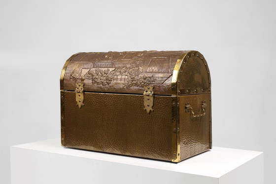 Image 1 of  Große Truhe mit skulpturalem Kupferrelief, Belgien, 1930er Jahre