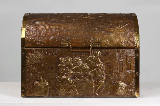 Image 1 of  Große Truhe mit skulpturalem Kupferrelief, Belgien, 1930er Jahre