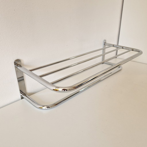 Chrom-Garderobe im Vintage-Stil