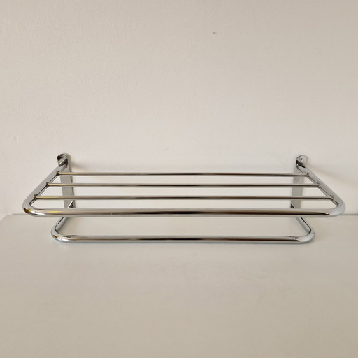 Chrom-Garderobe im Vintage-Stil