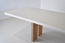 Design Esstisch mit Holzgestell