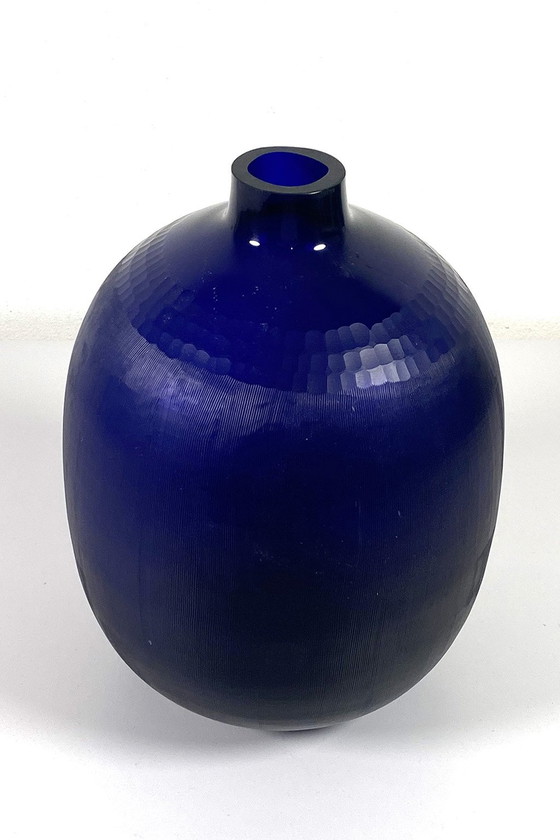 Image 1 of Blaue geschnitzte Glasvase