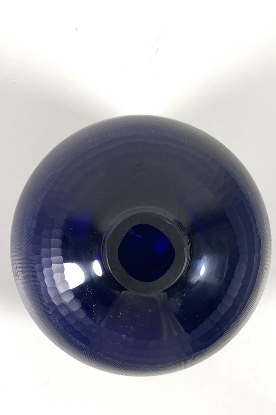 Image 1 of Blaue geschnitzte Glasvase