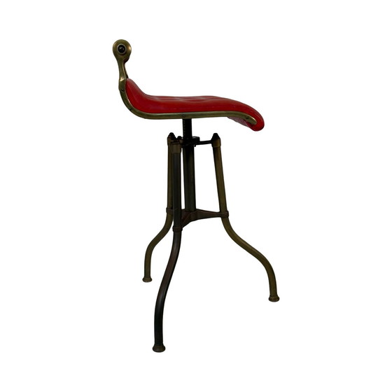 Image 1 of Antiker, zusammenklappbarer, gusseiserner Hocker mit kapitonierter Samtpolsterung. - Barbierstuhl'.