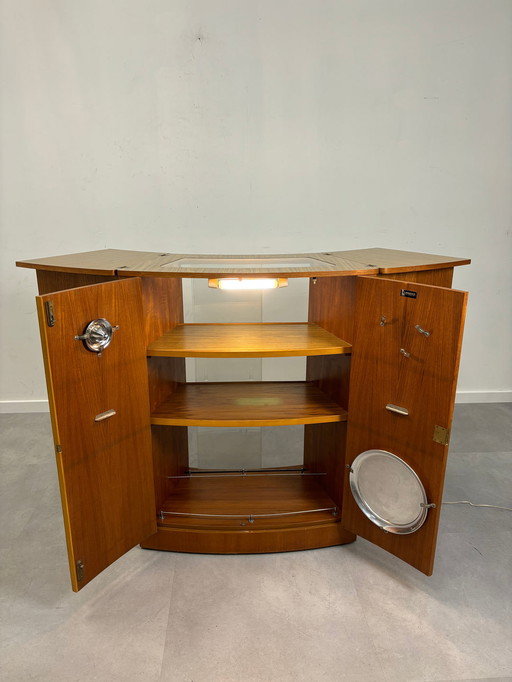 Zusammenklappbarer Londoner Barschrank „Turnidge“.