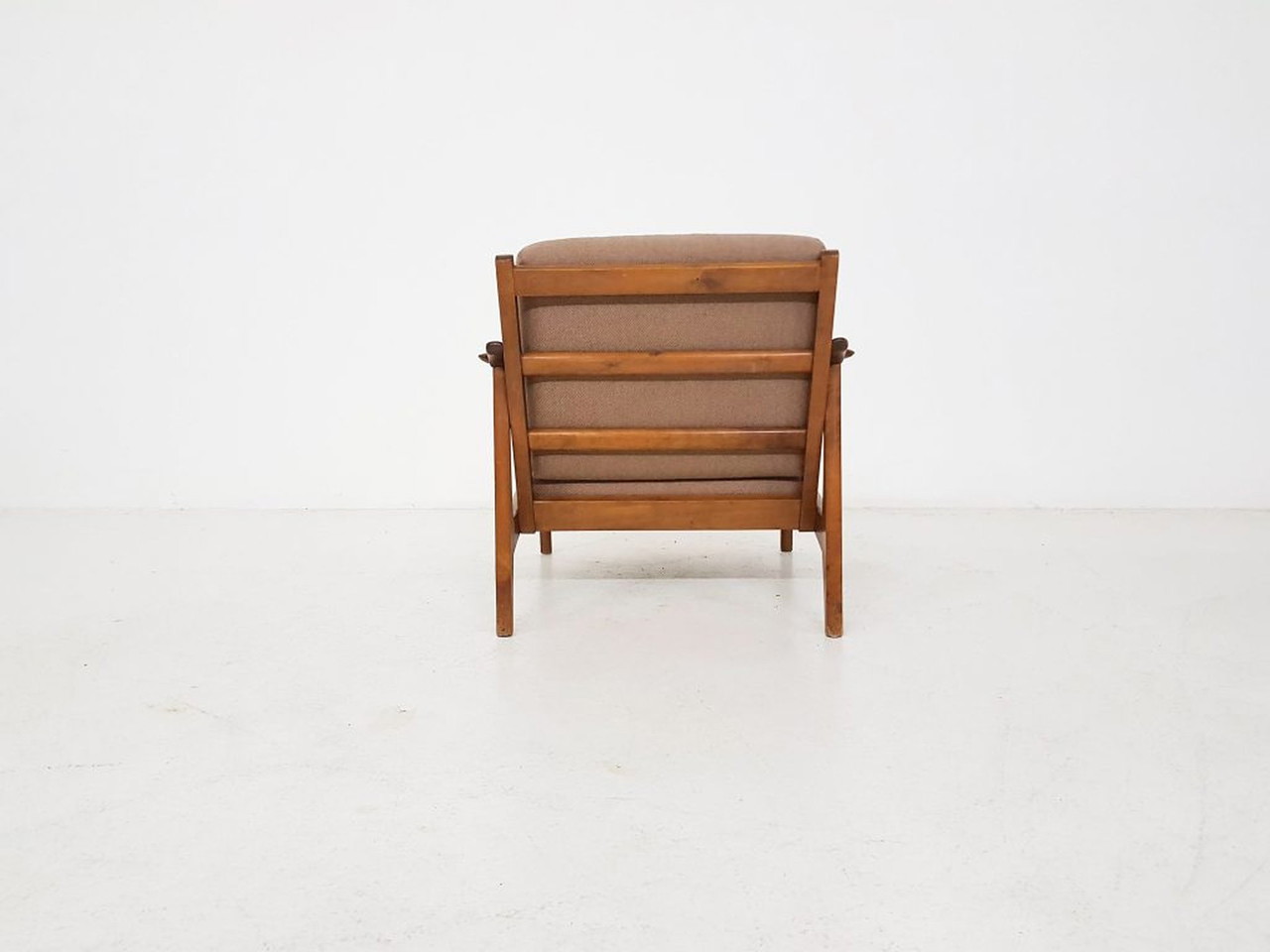 Mid-Century Holzsessel mit braunen Kissen, Deutschland 1950