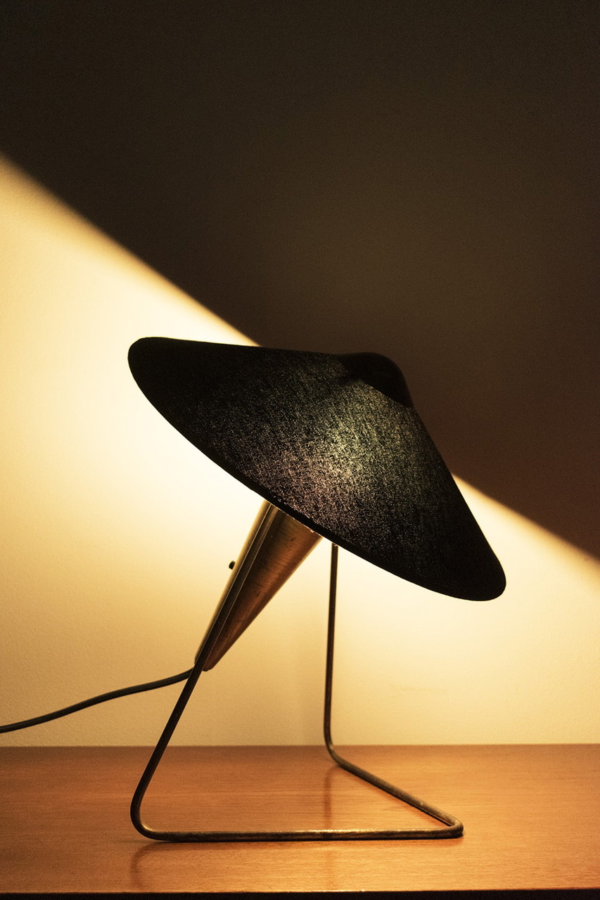 Okolo von Helena Frantova Tischlampe