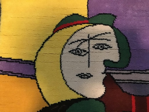 Desso Picasso : Eine Frau auf dem Sofa in Rot