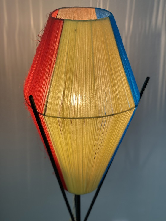 Image 1 of Geräumige dreibeinige Stehlampe