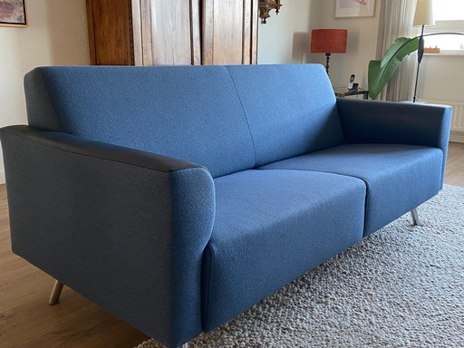 3-Sitzer Sofa Cloack - Blaue Pflugwolle mit Chromfüßen