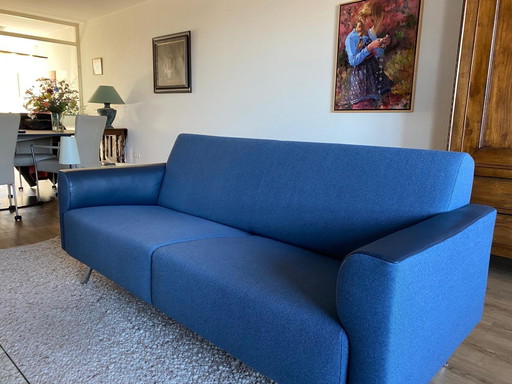 3-Sitzer Sofa Cloack - Blaue Pflugwolle mit Chromfüßen