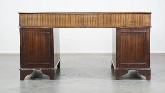 Image 1 of Chesterfield-Schreibtisch mit grüner Lederplatte