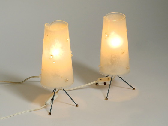 Image 1 of Zwei sehr schöne Mid-Century Modern Tripod Tischlampen mit weißen Plexiglasschirmen