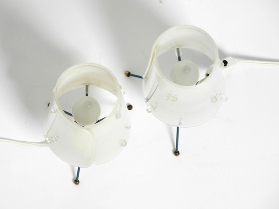 Image 1 of Zwei sehr schöne Mid-Century Modern Tripod Tischlampen mit weißen Plexiglasschirmen