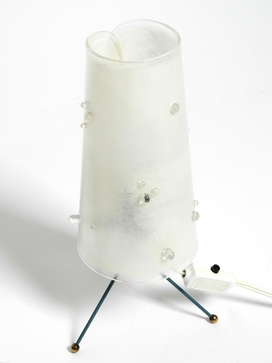 Image 1 of Zwei sehr schöne Mid-Century Modern Tripod Tischlampen mit weißen Plexiglasschirmen