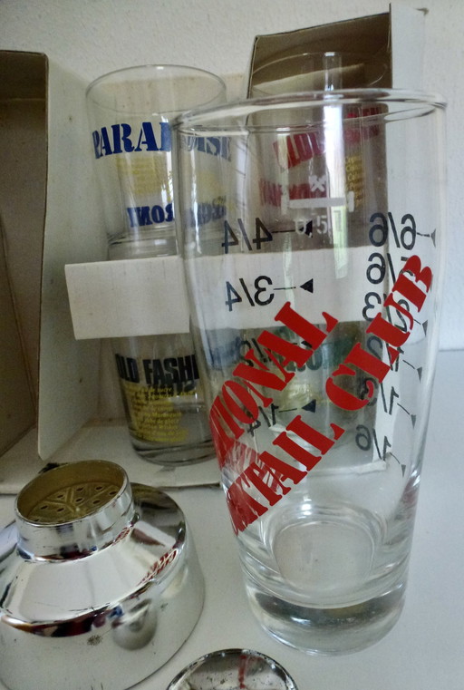 Vintage International Cocktail Club - Shaker und 4 Gläser dekoriert in Originalverpackung.