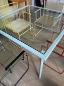 Flyline Glastisch und 4 farbige Spaghetti-Stühle