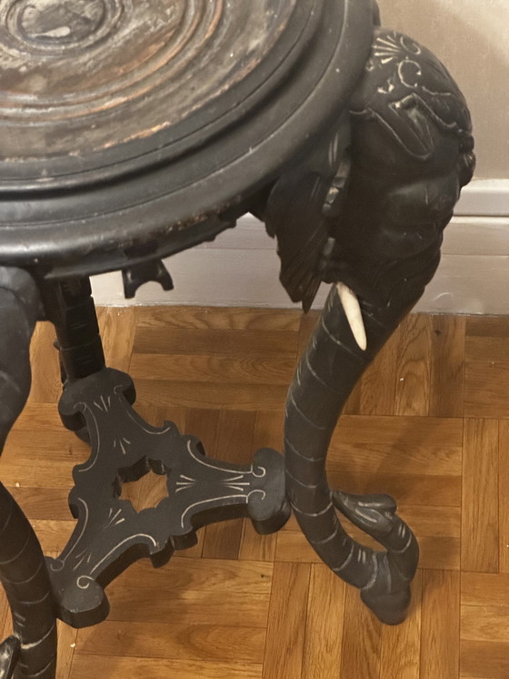 Image 1 of Guéridon mit Elefantenköpfen aus geschwärztem Holz - Stoßzähne aus Holz - Napoleon III.