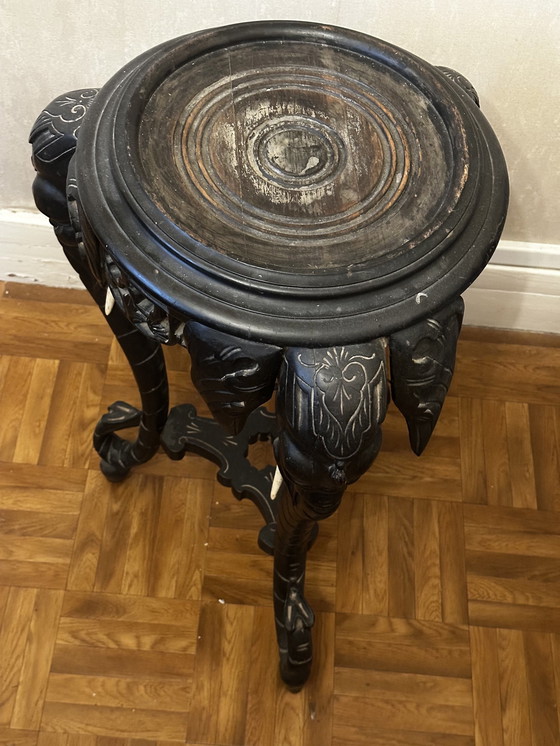 Image 1 of Guéridon mit Elefantenköpfen aus geschwärztem Holz - Stoßzähne aus Holz - Napoleon III.