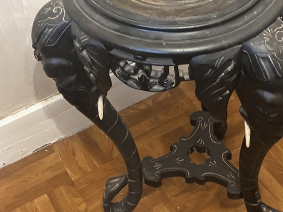 Image 1 of Guéridon mit Elefantenköpfen aus geschwärztem Holz - Stoßzähne aus Holz - Napoleon III.