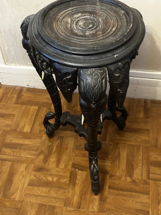 Image 1 of Guéridon mit Elefantenköpfen aus geschwärztem Holz - Stoßzähne aus Holz - Napoleon III.