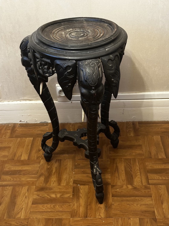 Image 1 of Guéridon mit Elefantenköpfen aus geschwärztem Holz - Stoßzähne aus Holz - Napoleon III.