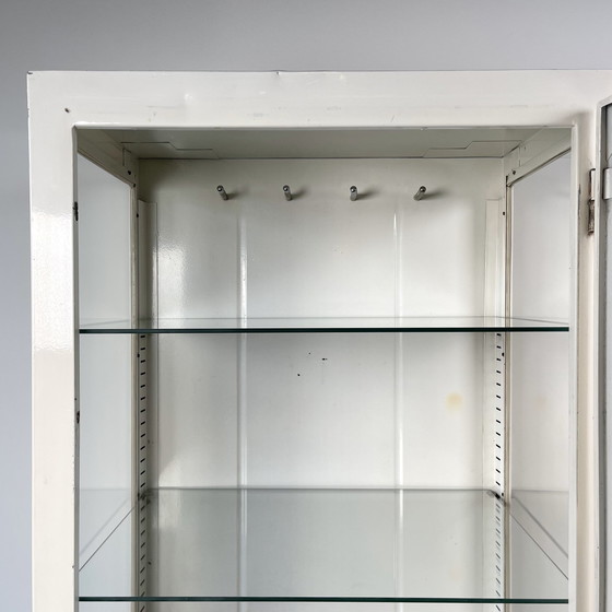 Image 1 of Stahl-Arztschrank auf verchromten Beinen