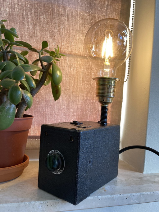 Antike Box-Kamera umgewandelt in Designer-Kamera-Lampe