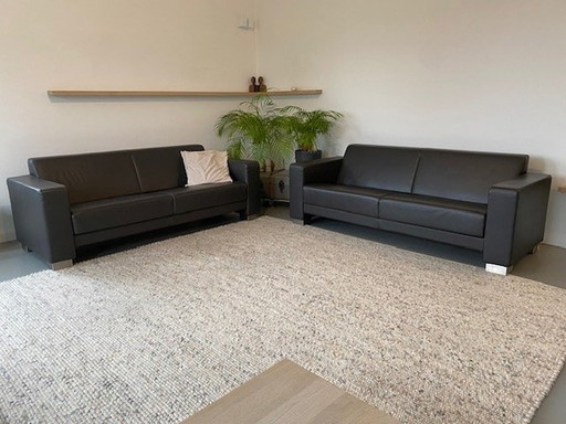 Es handelt sich um ein Mantel-/Hauben-Set, hergestellt in Ned.