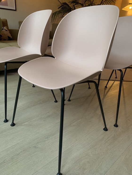 Image 1 of 6X Gubi Beetle Dining Chair Sweet Pink mit schwarzem Metallgestell